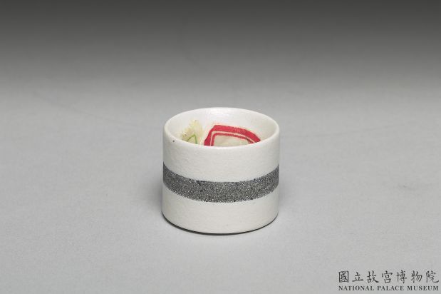 Thumb ring in white glaze, Qing dynasty, Qianlong reign (1736-1795)